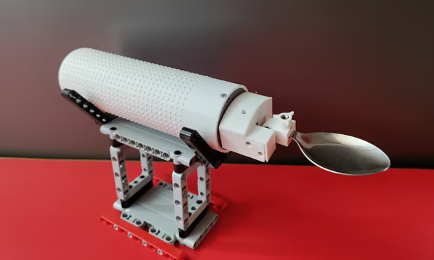 印度班加罗尔17岁青年为帕金森病患者设计智能勺子