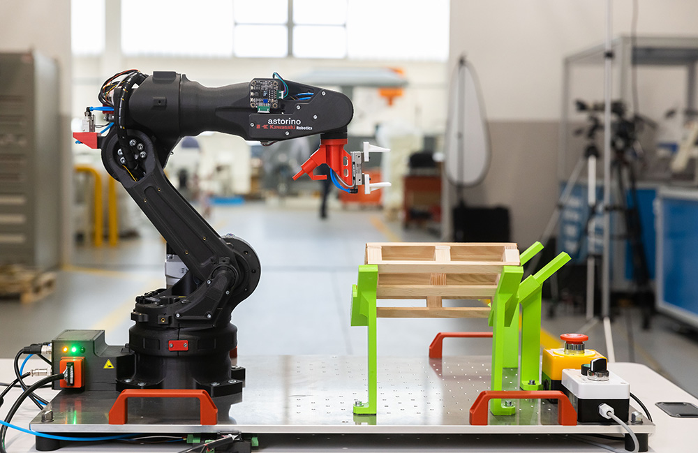 川崎推出更安全更实惠的教育机器人Astorino