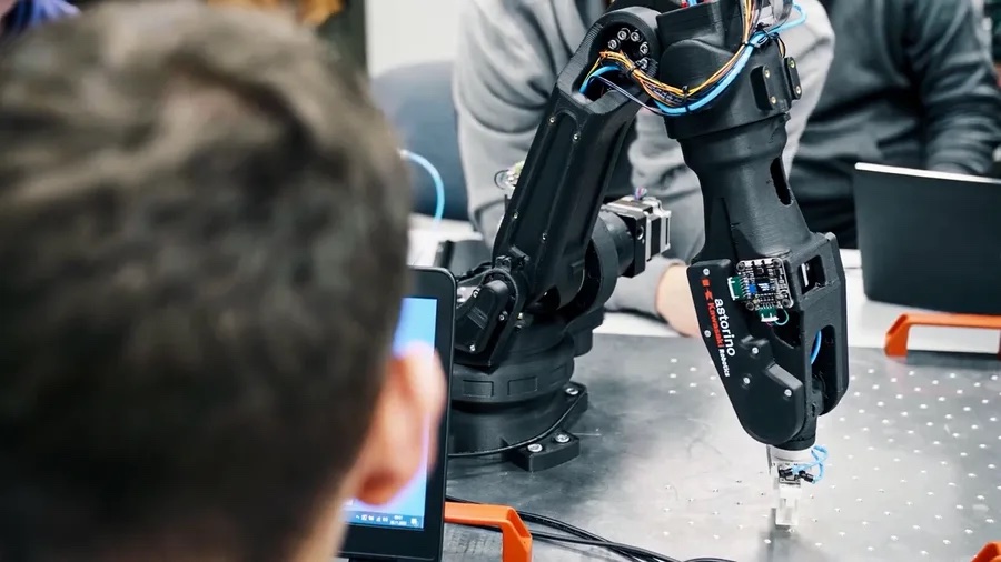 川崎推出更安全更实惠的教育机器人Astorino