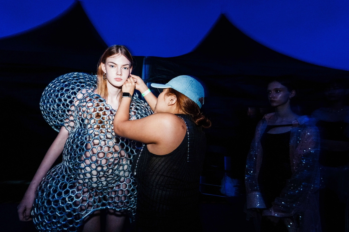 Hannah Shin 3D打印的“幽灵粒子”时装系列在首尔时装周上大放异彩