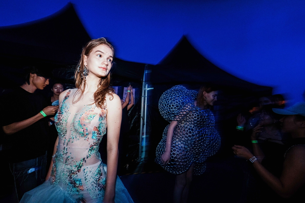 Hannah Shin 3D打印的“幽灵粒子”时装系列在首尔时装周上大放异彩