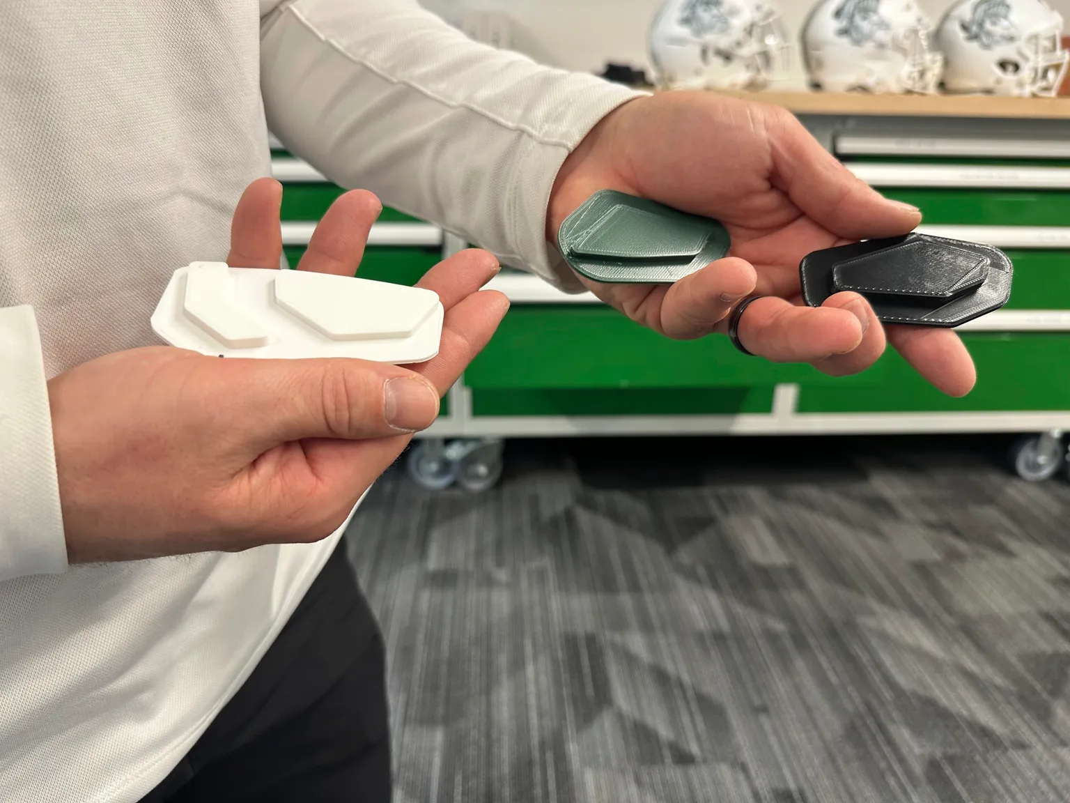 密歇根州立大学工程师研发3D打印头盔插件可帮助四分卫应对观众噪音