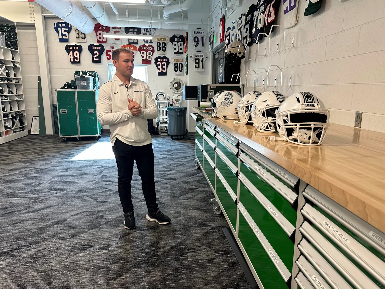 密歇根州立大学工程师研发3D打印头盔插件可帮助四分卫应对观众噪音