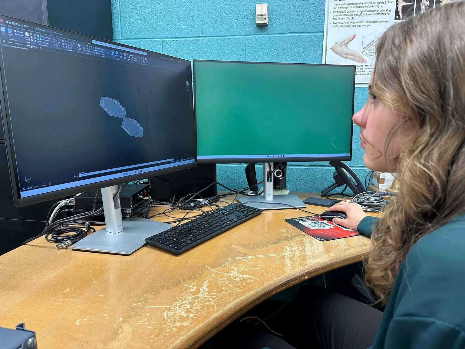 密歇根州立大学工程师研发3D打印头盔插件可帮助四分卫应对观众噪音