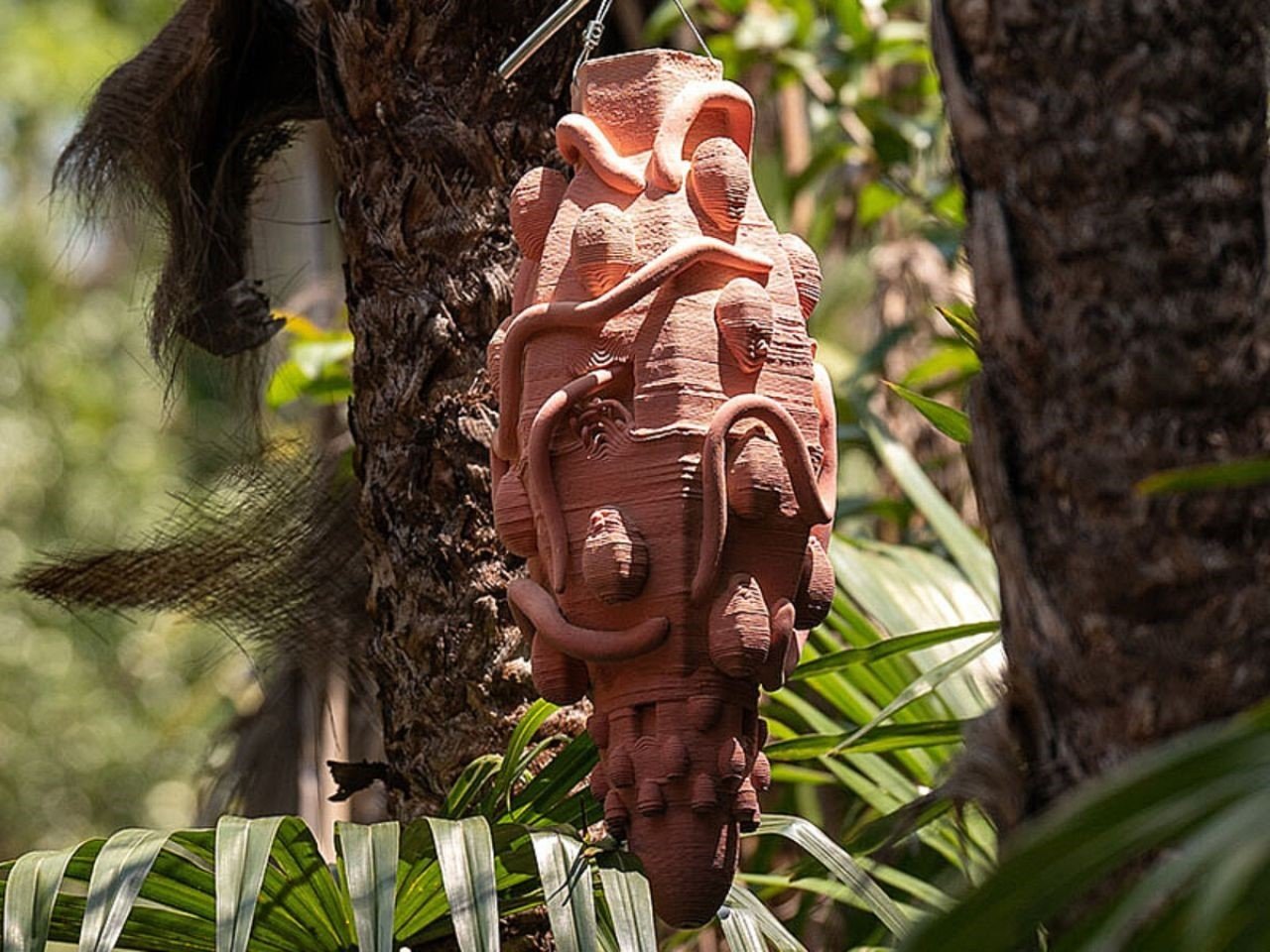 法国艺术家 Raphaël Emine 为森林中的昆虫制作3D打印陶瓷房屋