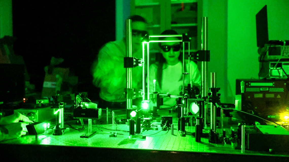 康奈尔大学的研究人员发现金属颗粒在特定的超音速下结合效果最好