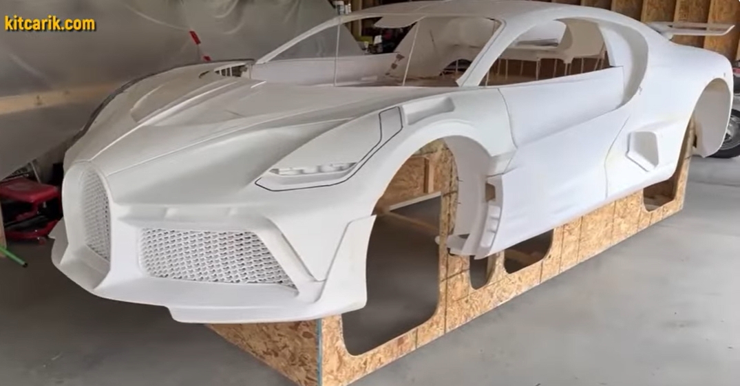 一位加拿大汽车爱好者在家利用3D打印技术制作了一辆布加迪 Divo