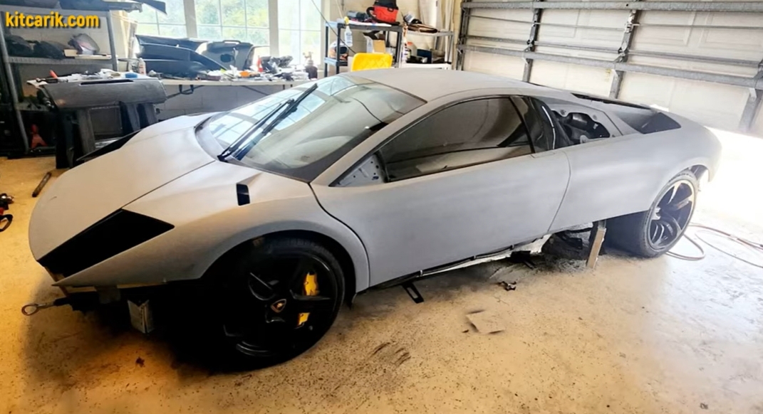 一位加拿大汽车爱好者在家利用3D打印技术制作了一辆布加迪 Divo