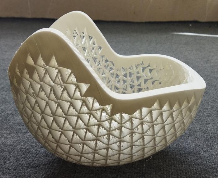 哥德堡大学和伊斯法罕大学的研究人员利用膨胀超结构开发出一种新型自行车头盔