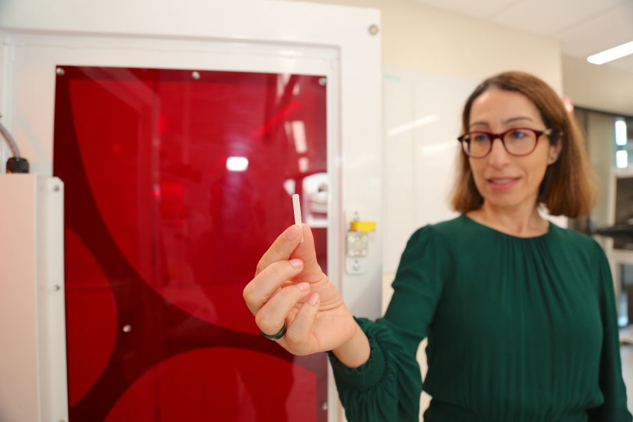 澳大利亚詹姆斯库克大学工程师研发出首款用于航空航天工业的可弯曲陶瓷