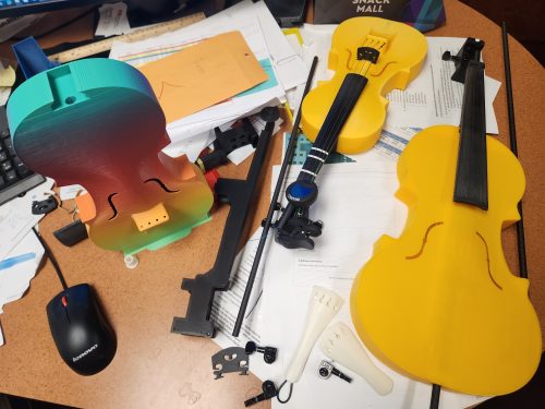 威廉斯堡图书馆和青年管弦乐团庆祝3D打印小提琴项目一周年