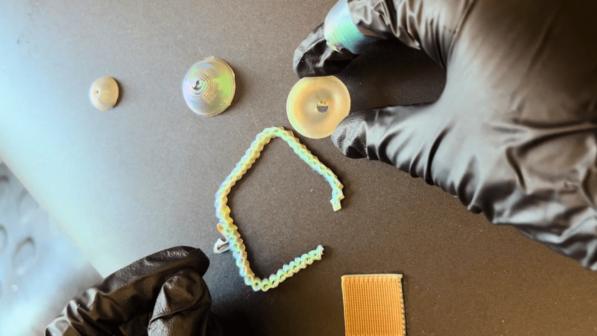 研究人员开发了一种3D打印胆甾型液晶弹性体（CLCE）的方法