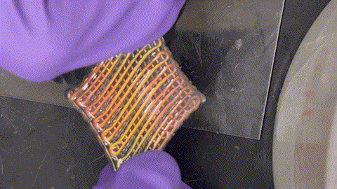 研究人员开发了一种3D打印胆甾型液晶弹性体（CLCE）的方法