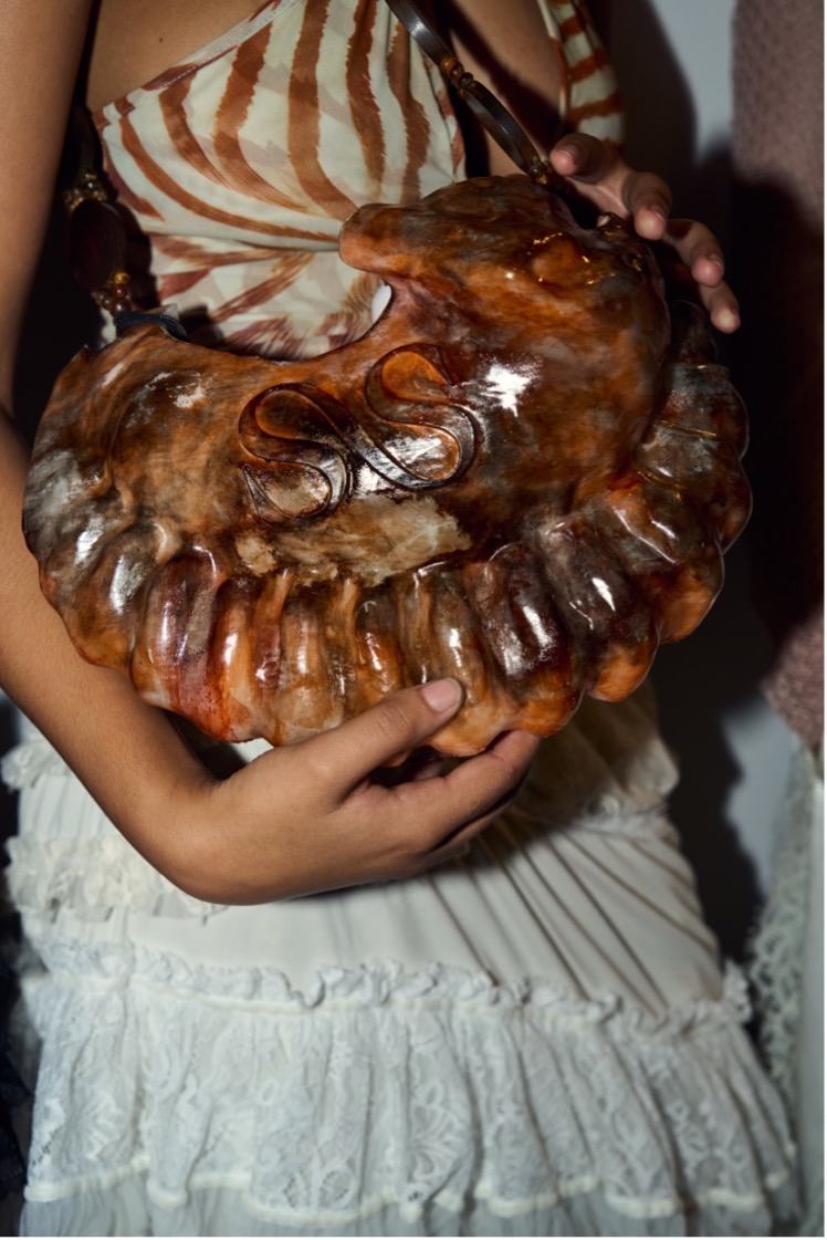 新兴时尚品牌AMISS惊艳亮相2025独立时装节 将数字创新与自然艺术完美融合