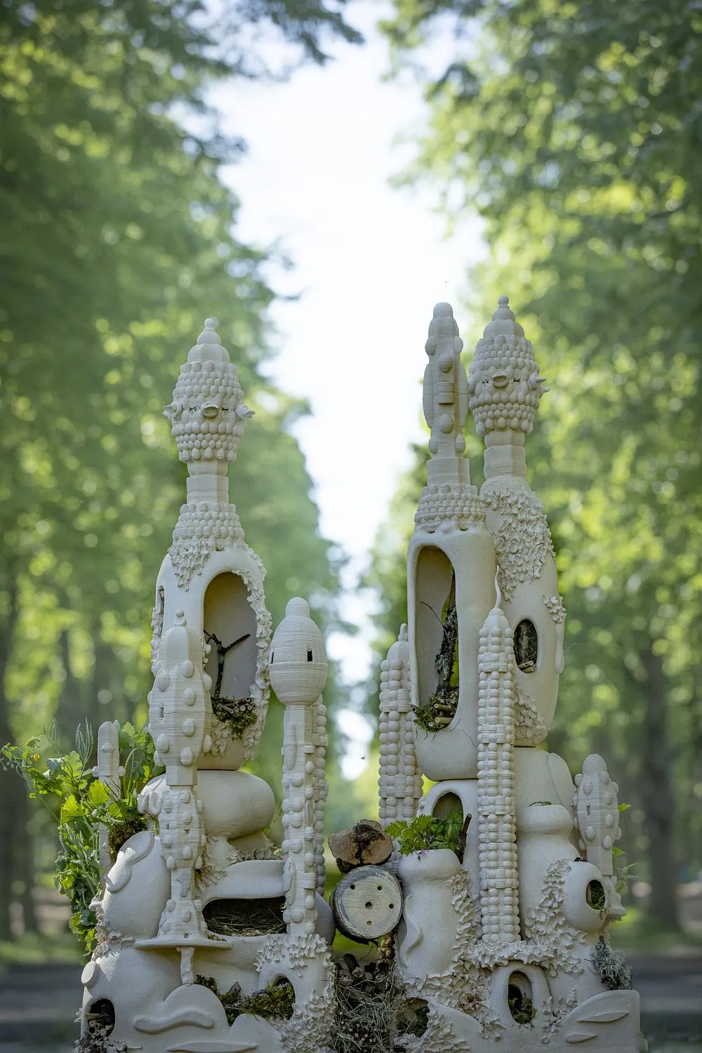 法国艺术家兼设计师Raphaël Emine用3D打印粘土陶瓷昆虫旅馆为昆虫提供可持续的栖息地