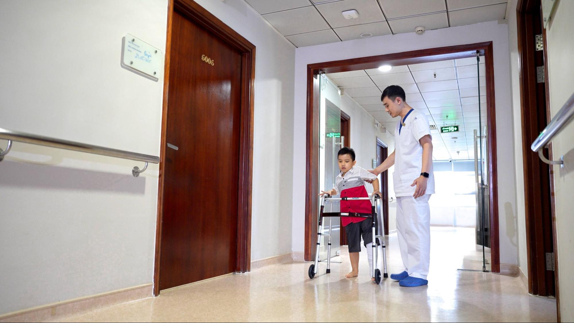 越南Vinmec公司成功为八岁骨肉瘤患者植入全球首例全3D打印钛合金股骨