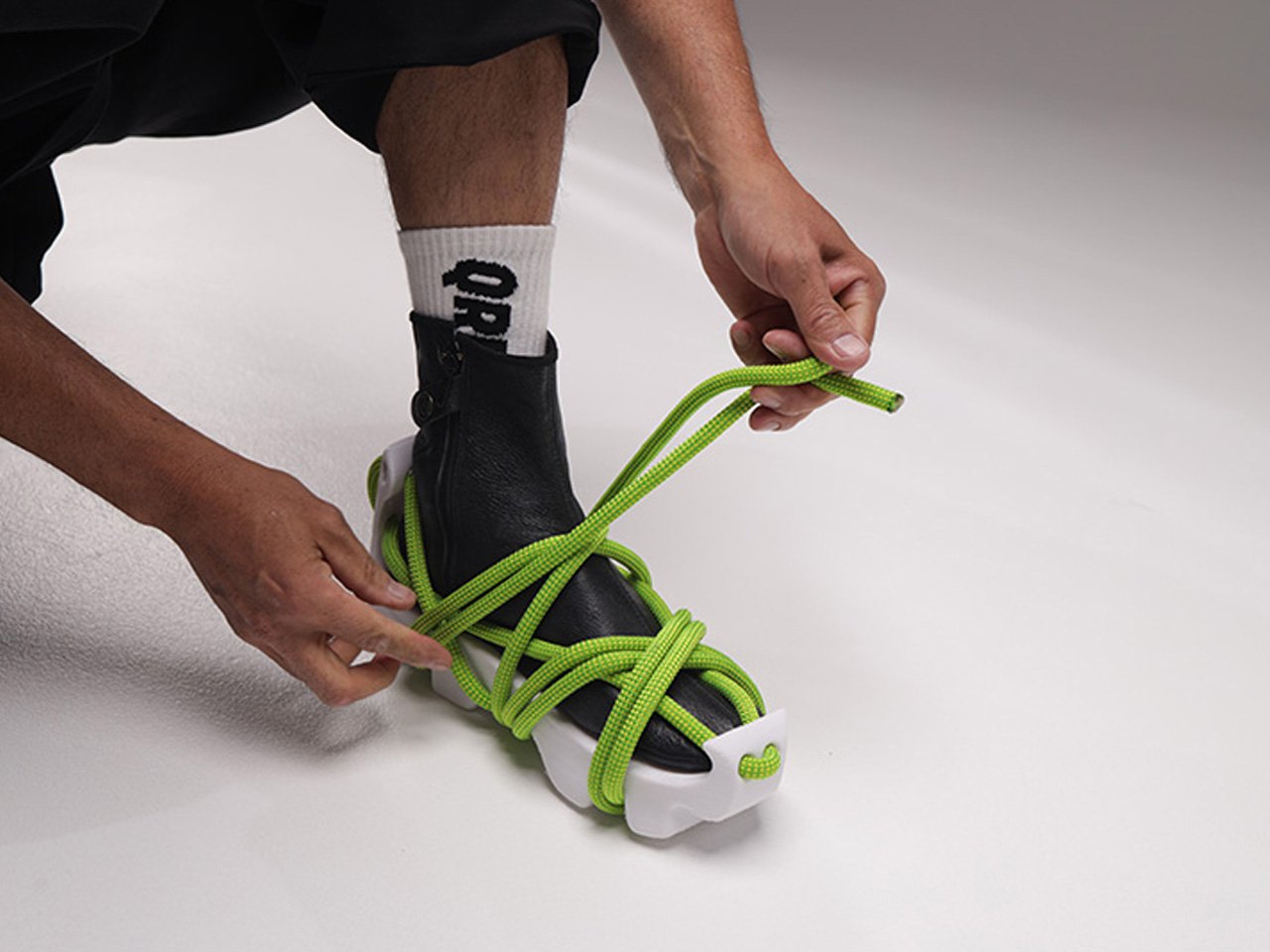 设计师Daniyar Uderbekov用3D打印鞋底和登山绳鞋带打造模块化运动鞋UDRB