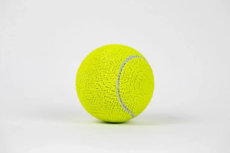 中央圣马丁学院毕业生采用生物基可回收材料制作3D打印网球