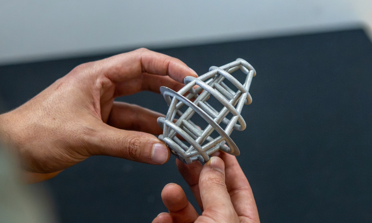 RMIT 的工程师们创造了一种3D打印的钛材料遭受严重损坏也能漂浮在水中